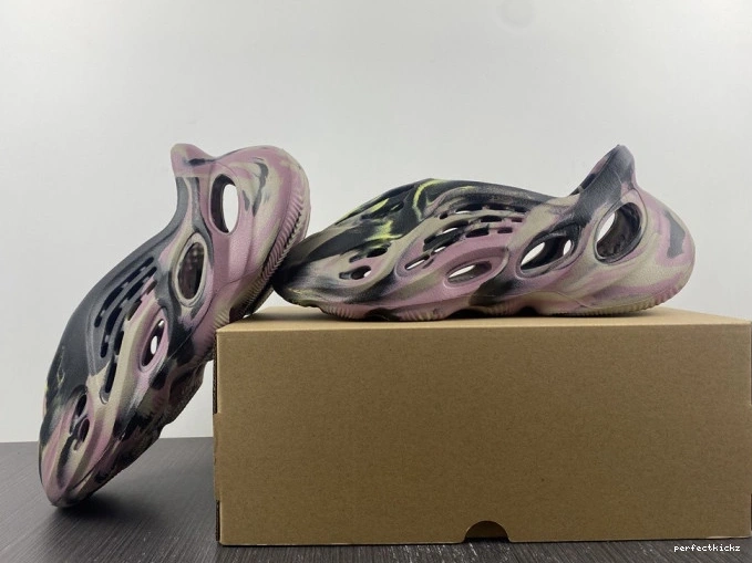 Yeezy IG9562 Foam RNR MX Adidas Carbon 0804